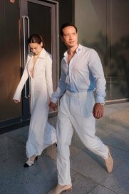 Hà Hồ và Kim Lý ăn diện đồng điệu khi đi sự kiện, về nhà mặc giản dị chuẩn bố mẹ bỉm sữa