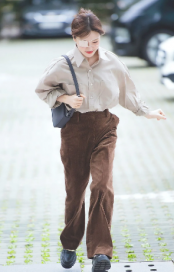 Cô nàng nấm lùn của Kpop phối đồ đơn giản mà sành điệu, chưa từng một lần mặc xấu